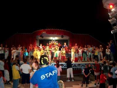 Persone su un palco che ballano di fronte a un pubblico.