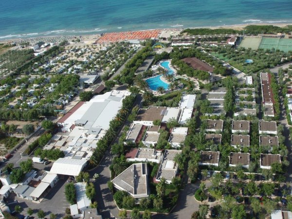 Vista aerea di un grande villaggio turistico sulla costa.