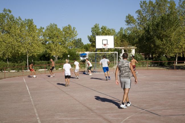 Persone giocano a calcetto su un campo all'aperto.