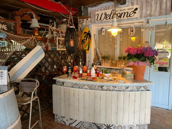 Banco bar decorato con bottiglie e fiori.