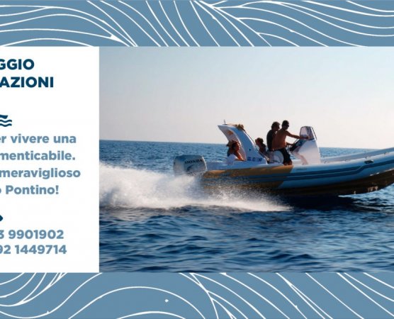 Gommoni sul mare con sfondo decorato.