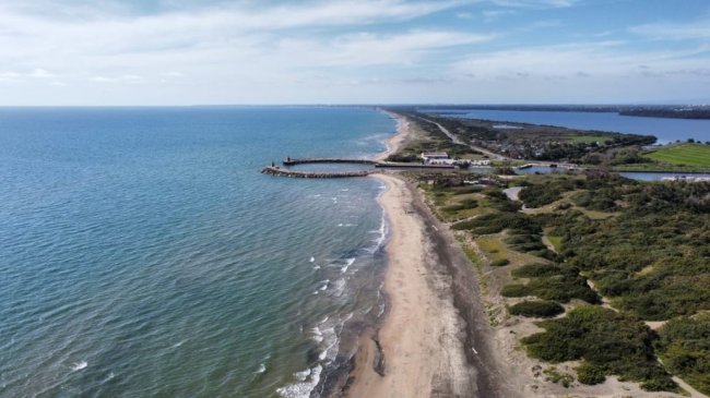 Spiaggia e mare visti dall'alto.