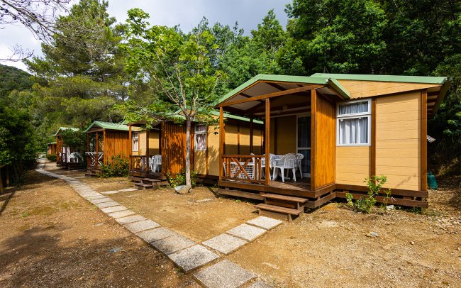 Bungalow di legno con piccolo patio.