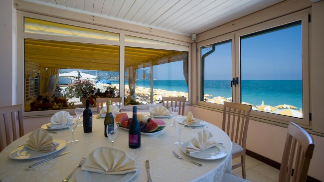 Sala da pranzo vista mare.