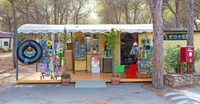 Negozio all'aperto con giochi e accessori colorati.
