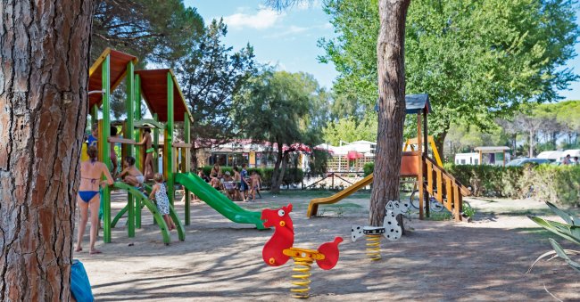Parco giochi con scivoli e altalene.