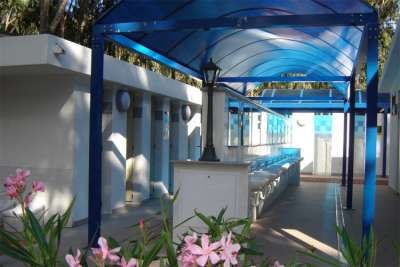 Area lavabo con copertura blu trasparente.