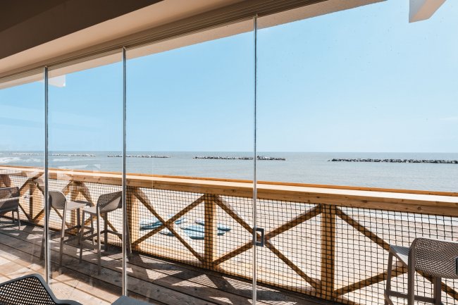 Vista mare da terrazza vetrata.