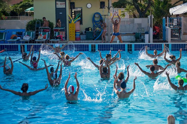 Persone che fanno acquagym in piscina.