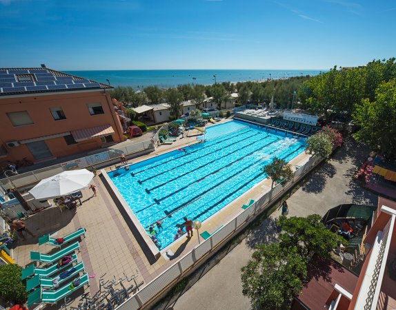 Vista dall'alto di una piscina vicino al mare.