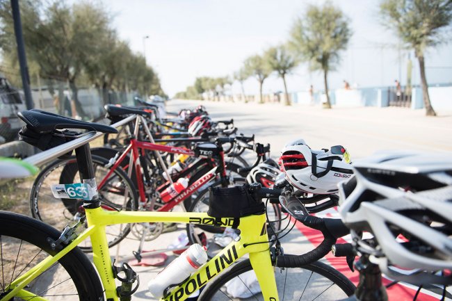 Biciclette da corsa parcheggiate lungo il marciapiede.