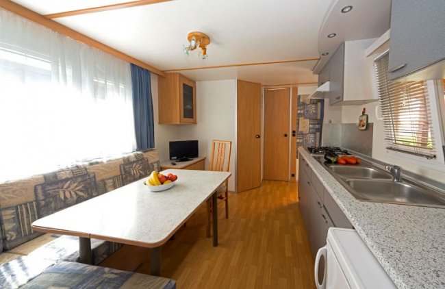 Cucina moderna con tavolo e finestra.
