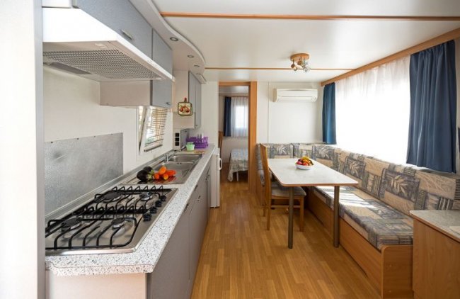 Cucina moderna con pranzo e divano.