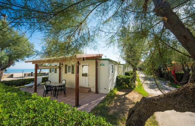 Casa mobile con veranda vicino al mare.
