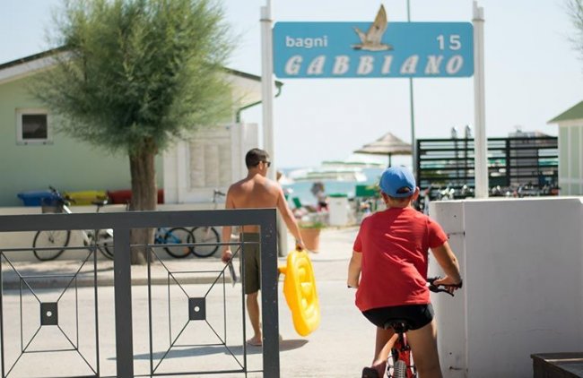 Ingresso alla spiaggia con cartello 