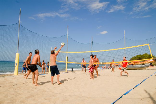Giocatori di beach volley sulla sabbia.