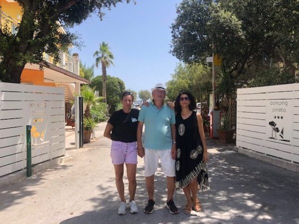 Tre persone davanti all'ingresso del camping.