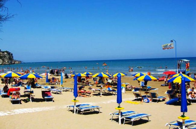 Spiaggia con ombrelloni gialli e blu.