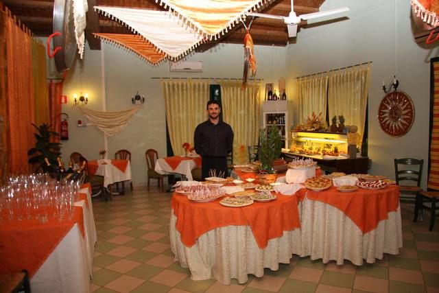 Una sala con tavolo imbandito per buffet.