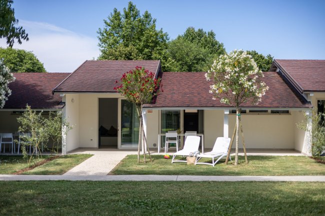 Bungalow con sdraio davanti.