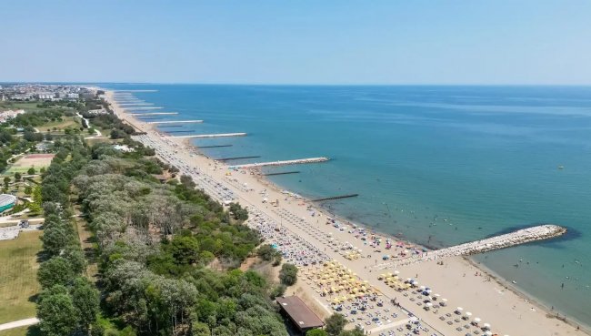 Lunga spiaggia vista dall'alto.