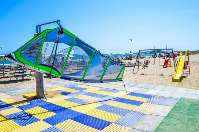 Tavola da surf su piattaforma colorata in spiaggia.