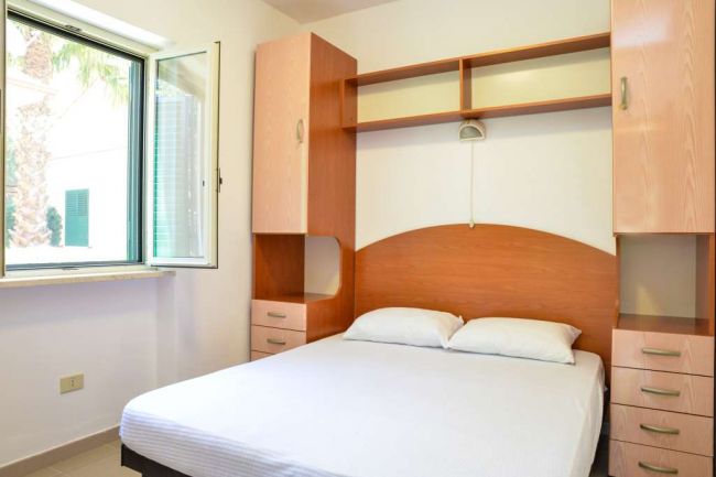Camera da letto con letto matrimoniale e mobile a ponte.