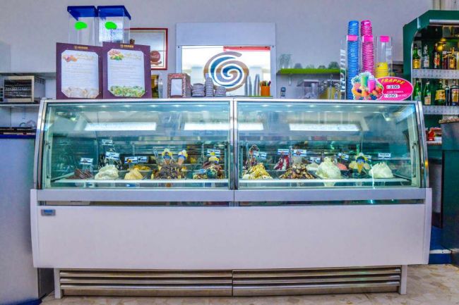 Vetrina di gelati in una gelateria.
