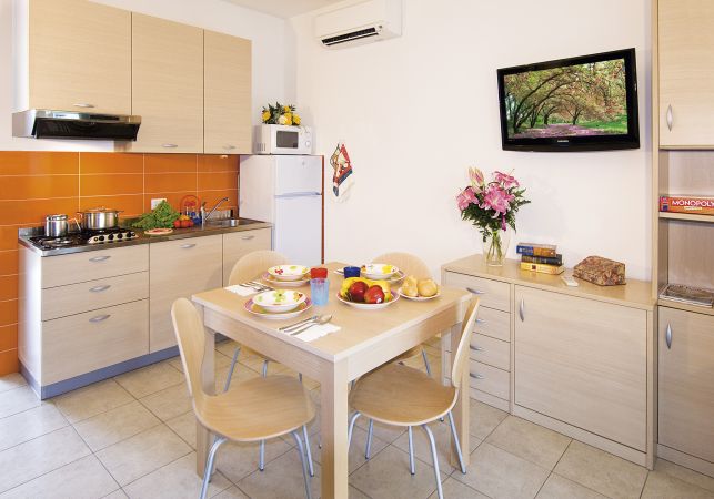 Cucina moderna con tavolo apparecchiato.