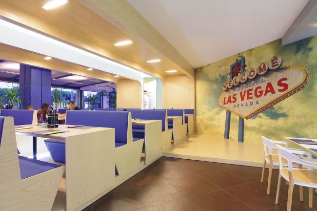 Interno di ristorante con simbolo di Las Vegas.