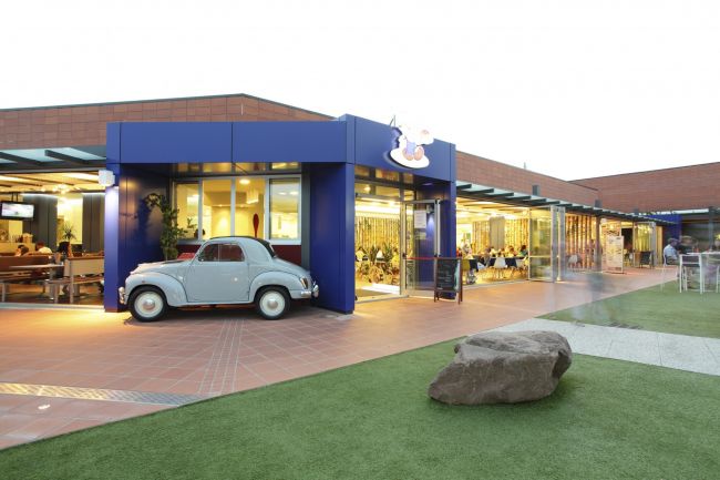 Esterno di locale con auto vintage parcheggiata.