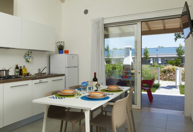 Cucina moderna con tavolo apparecchiato.